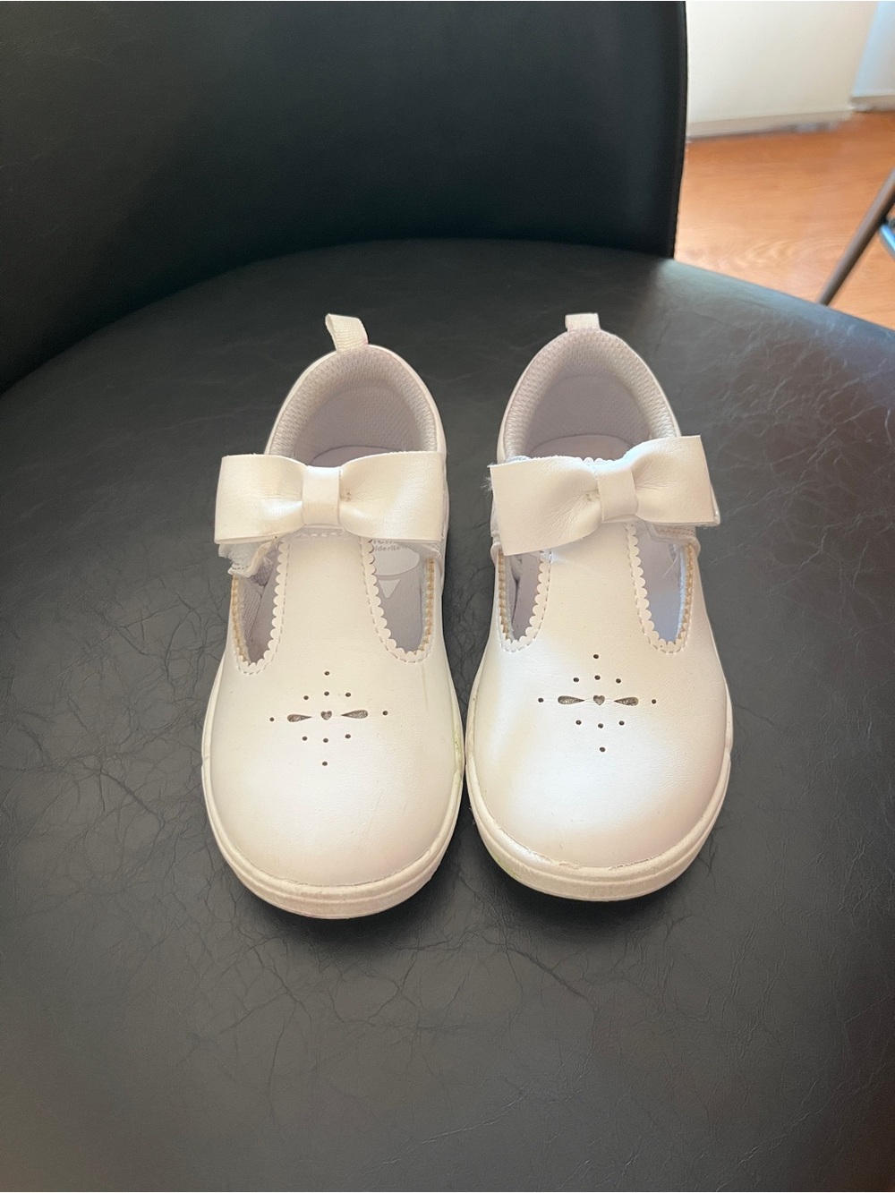 Striderite little girls sneakers